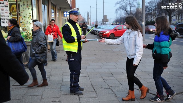 Znany satyryk i rysownik będzie rozdawał w Szczecinie odblaski. Henryk Sawka wspomoże w ten sposób policjantów w ramach akcji Dzień Odblasków. Jej celem jest zwiększenie bezpieczeństwa pieszych na drodze.