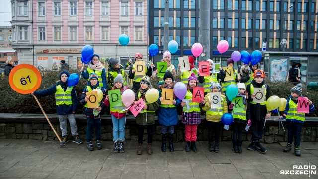 Opaski odblaskowe z rysunkami szczecińskiego satyryka Henryka Sawki rozdawali w środę policjanci.