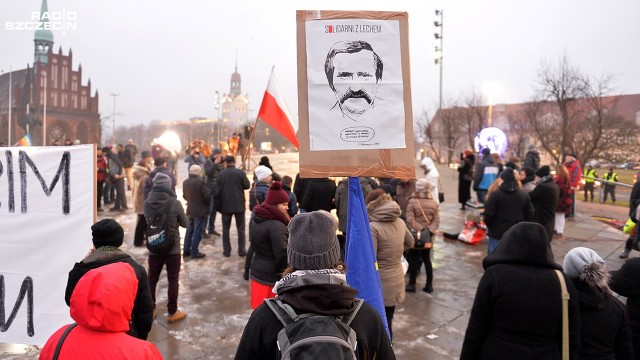 Około 70 osób wzięło udział w antyrządowym Proteście Studentów i Studentek na placu Solidarności w Szczecinie.