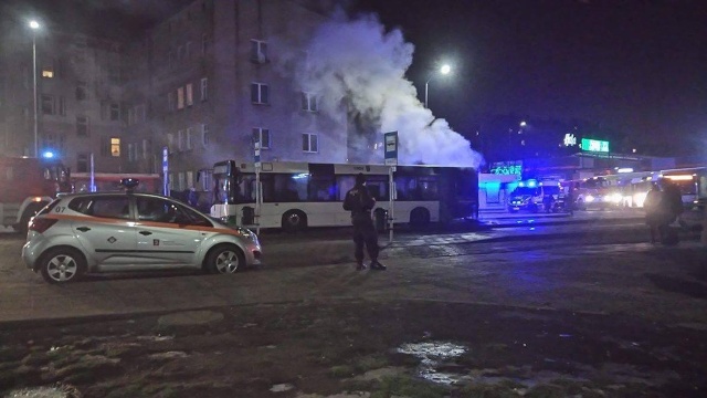 Po godzinie 21 na pętli przy ulicy Kołłątaja zapalił się autobus linii 63.