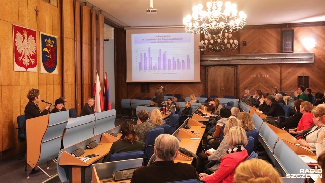 Około 200 nauczycieli i pedagogów zatrudnionych w szczecińskich gimnazjach jest zagrożonych utratą pracy - wynika z analizy zaprezentowanej w piątek podczas posiedzenia Komisji Oświaty Rady Miasta Szczecin.