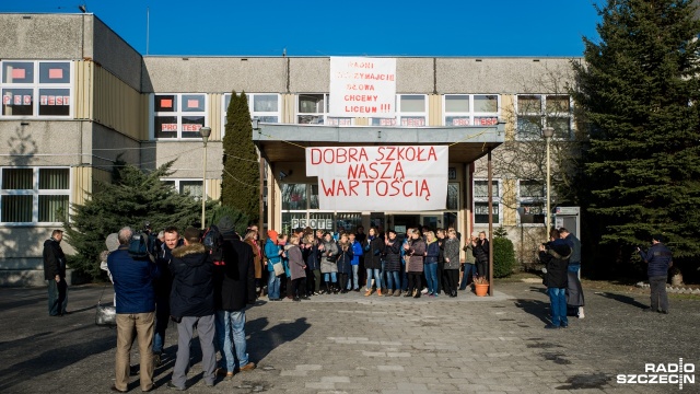 Transparenty rozwieszone na ścianach budynku, okrzyki chcemy liceum i kilkudziesięciu protestujących. Tak wyglądał w niedzielę dziedziniec Gimnazjum nr 7 przy ulicy Zofii Nałkowskiej w Szczecinie.