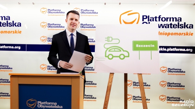 Szczecin miastem elektrycznych samochodów - proponuje Arkadiusz Marchewka. Poseł Platformy Obywatelskiej pisze do ministra rozwoju, ministra energii oraz prezydenta Szczecina z propozycją, by to właśnie Szczecin był objęty pilotażowym Programem Rozwoju Elektromobilności w Polsce.