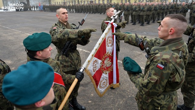 Ponad 150 elewów z całej Polski złożyło przysięgę wojskową w koszarach 12 Brygady Zmechanizowanej w Szczecinie. W ten sposób kandydaci na żołnierzy zawodowych zakończyli pierwszy miesiąc służby przygotowawczej.