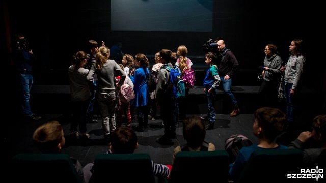 Magazyn rekwizytów, garderoba aktorów czy sala prób - m.in. takie pomieszczenia Teatru Lalek Pleciuga w Szczecinie mogli zwiedzić w sobotę mali studenci z Uniwersytetu Dziecięcego Mały poliglota. To w ramach zajęć na zakończenie semestru.