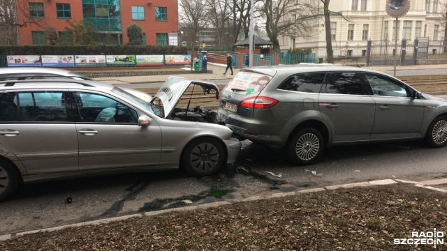 Dwa samochody osobowe zderzyły się na alei Wojska Polskiego w Szczecinie, na wysokości stacji krwiodawstwa.