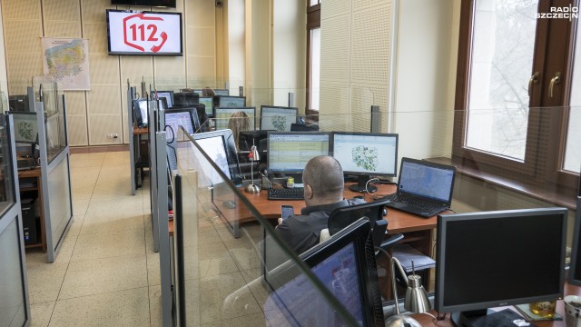 Prośby o PIN do telefonu albo posypanie drogi solą - takie telefony codziennie odbierają operatorzy Centrum Powiadamiania Ratunkowego w Szczecinie. Nieuzasadnione zgłoszenia, pomyłki i żarty stanowią około 80 proc. wszystkich połączeń.