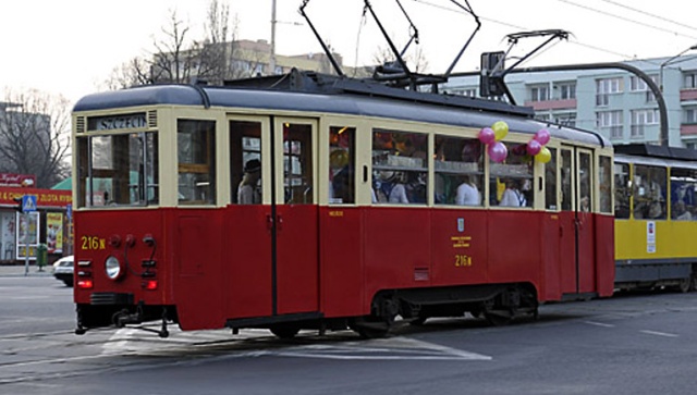 Walentynkowy tramwaj wyjdzie na szczecińskie torowiska. 14 lutego pasażerowie komunikacji miejskiej będą mogli skorzystać z darmowego przejazdu ponad 50-letnim, specjalnie przystrojonym składem.