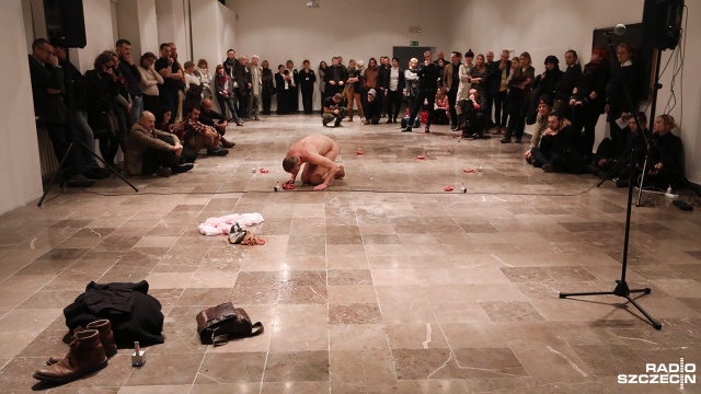 Koszula zamiast flagi, kamienie zawieszone na sznurach czy owoce granatu rozbijane głową. Takim performancem Antoni Karwowski razem z dwoma innymi artystami otworzył wystawę Sekretna czerń mleka w szczecińskim Muzeum Sztuki Współczesnej.