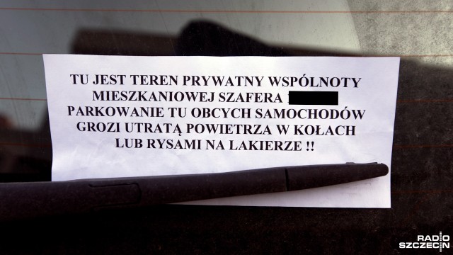 Parkowanie tu grozi utratą powietrza w kołach lub rysami na lakierze - kartki z taką treścią znajdują za wycieraczkami mieszkańcy ulicy Szafera na osiedlu Zawadzkiego w Szczecinie.