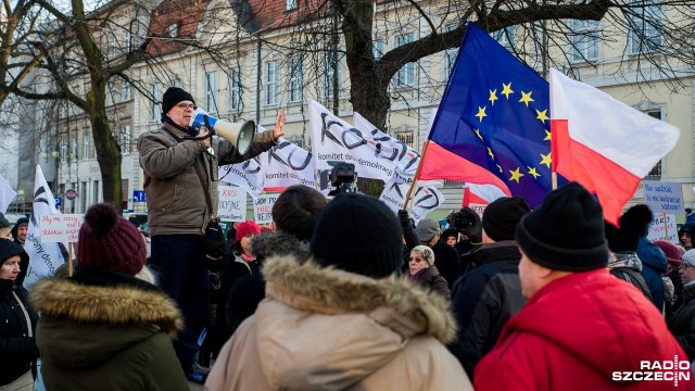 Prawie sto osób protestowało w piątek na Placu Żołnierza w Szczecinie przeciwko podporządkowaniu sobie przez Prawo i Sprawiedliwość polskiego sądownictwa. Organizatorem manifestacji był Komitet Obrony Demokracji.