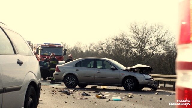 Wypadek na drodze A6 na trasie wylotowej ze Szczecina. Po godzinie 12, 500 metrów przed zjazdem na Szczecin Dąbie zderzyły się trzy samochody osobowe.