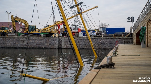 Na pokładzie jednostki Down North, która pływa pod kanadyjską banderą, nikogo nie było. Plama oleju została już zabezpieczona specjalnym rękawem a wydobycie spod wody jachtu przy kei na terenie szczecińskiej mariny odbędzie się prawdopodobnie w poniedziałek.