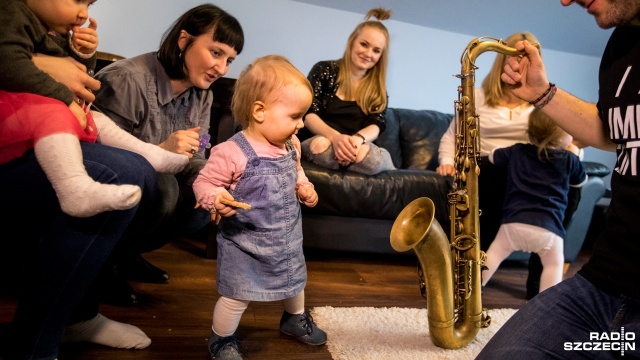 Szczecińscy jazzmani Sylwester Ostrowski i Szymon Orłowski zagrali, a Jona Ardyn zaśpiewała. W niedzielę w domu Justyny Siwek w Gryfinie było pięcioro niemowląt i ich mamy. Były też jazzowe aranżacje znanych kołysanek.