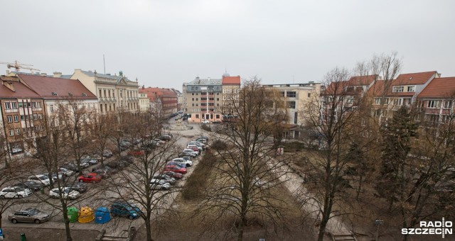 Czy na pl. Orła Białego powinien być parking, czy może ograniczyć tam ruch samochodów i organizować imprezy Między innymi o to szczecińscy urzędnicy pytają mieszkańców. Rozpoczęły się konsultacje społeczne ws. zagospodarowania tego miejsca.