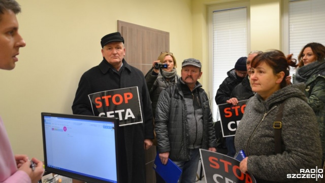 Przeciwko umowie CETA protestują zachodniopomorscy rolnicy. Petycję z podpisami ponad 5200 osób przedstawiciele protestujących złożyli w poniedziałek w kołobrzeskim biurze europosła Czesława Hoca.