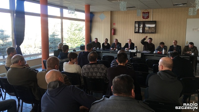 - Śpicie zamiast strzelać - zarzucają rolnicy. Z kolei myśliwi odpowiadają, że wszystkiego wybić nie mogą. Do wymiany takich argumentów doszło na spotkaniu w Chociwlu. Wzięli w nim udział gospodarze z powiatu stargardzkiego i pyrzyckiego oraz przedstawiciele kół łowieckich z tamtego terenu. Rolnicy alarmują bowiem, że z roku na rok dzika zwierzyna wyrządza coraz większe szkody w ich plantacjach.