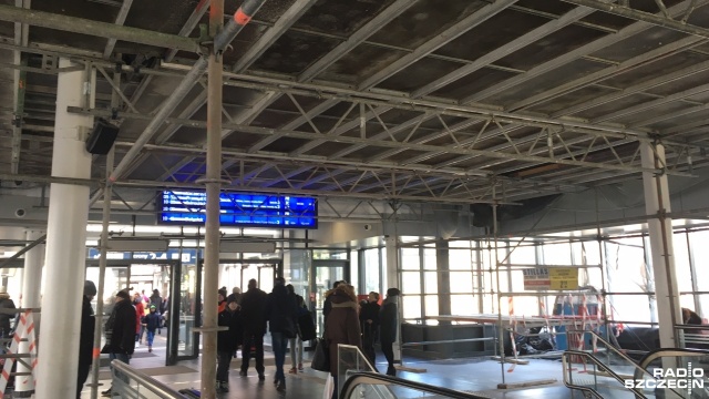 Trwa remont dachu wewnątrz holu wejściowego do Dworca Szczecin Główny od strony ulicy Owocowej, wszędzie stoją rusztowania. Nasi słuchacze pytają czy oddany do użytku niecały rok temu budynek jest już w remoncie.