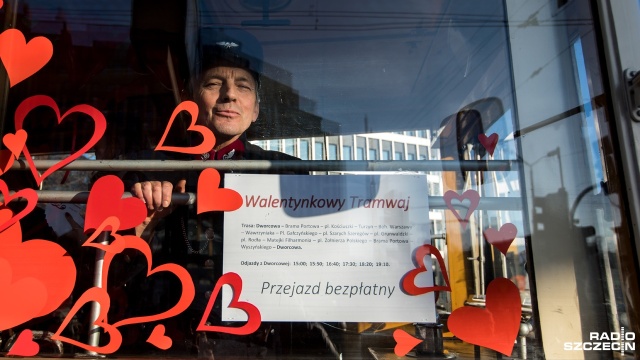Czerwone balony, lizaki w kształcie serc czy odświętnie ubrany motorniczy. Tak wyglądał Walentynkowy tramwaj, który wyjechał we wtorek na szczecińskie torowiska.