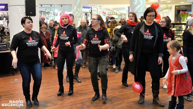 150 pań ze Szczecina i Choszczna zatańczyło w obronie bitych i molestowanych kobiet. To element akcji One Billion Rising - Nazywam się Miliard.