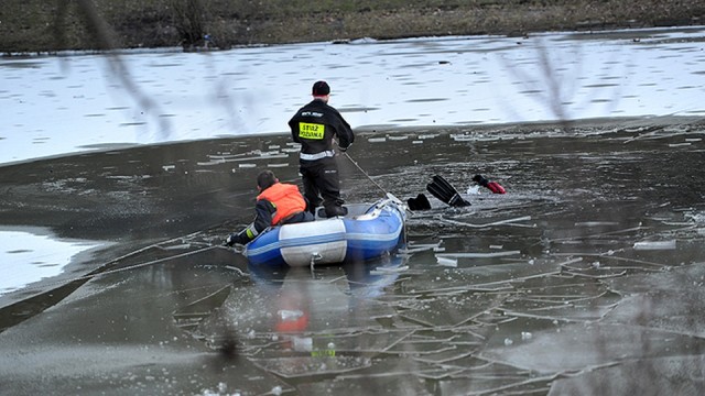 Służby wznowiły poszukiwania mężczyzny, który wpadł pod lód na jeziorze Dłużec niedaleko Bań w powiecie gryfińskim. Do wypadku doszło we wtorek ok. godz. 19.