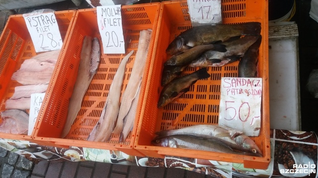 Przeterminowane ryby znaleźli w czterech zachodniopomorskich marketach i hurtowniach inspektorzy handlowi. Skontrolowali 11 magazynów oraz sklepów w Szczecinie, Goleniowie czy Kołobrzegu.