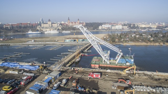 Jacht Down North, który kilka dni temu zatonął przy kei mariny na Wyspie Grodzkiej w Szczecinie, został wyciągnięty z wody. Akcja wydobycia jednostki odbyła się w czwartek rano.
