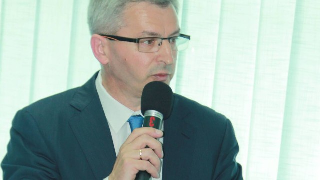 130 tysięcy złotych odszkodowania lub przywrócenia do pracy domaga się Wiktor Tołoczko, były wicedyrektor Centrum Doradztwa Rolniczego w Barzkowicach. Został on odwołany przez ministra rolnictwa z powodu braku odpowiedniego wykształcenia oraz braku doświadczenia.