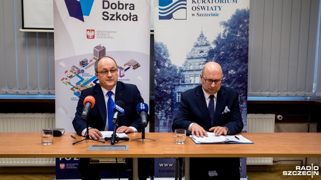 Wiejskie szkoły mają dostawać więcej pieniędzy, a biedne gminy ma być stać na wypłacanie stypendiów uczniom - tak zapowiada Ministerstwo Edukacji ustami kuratorów. W resorcie trwają prace nad zmianami w finansowaniu oświaty.