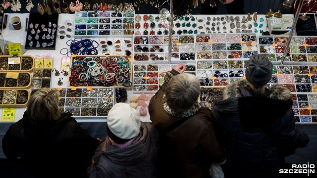 30 wystawców z całej Polski bierze udział w giełdzie minerałów i biżuterii, która w sobotę rozpoczęła się w Szczecinie. W hali Azoty Arena można podziwiać kamienie szlachetne i półszlachetne. Wśród nich są wyjątkowe egzemplarze, np. bursztyn wielkości pięści i o wartości ok. 20 tysięcy złotych.