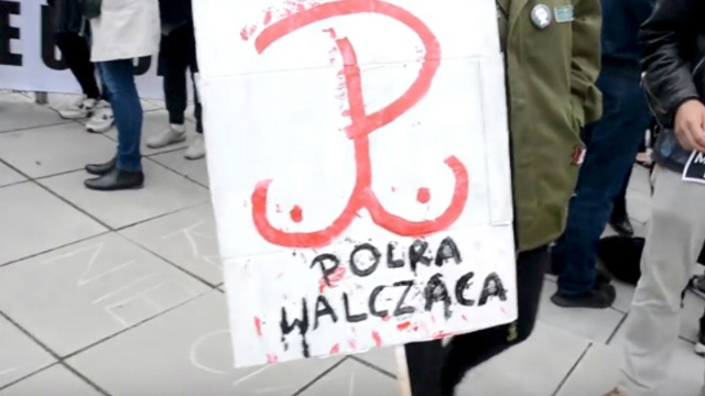Transparent z przerobionym symbolem Polski Walczącej nie był zniewagą - tak uznał szczeciński sąd i uniewinnił autorkę - donoszą lokalne media. Taki jest finał sprawy, która miała swój początek w październiku ubiegłego roku podczas czarnego protestu na pl. Solidarności w Szczecinie.