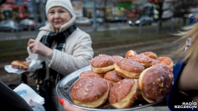 Na ulicach miasta rozdaliśmy pączki i faworki. Z okazji tłustego czwartku częstowaliśmy szczecinian pysznościami z Cukierni Domowa.