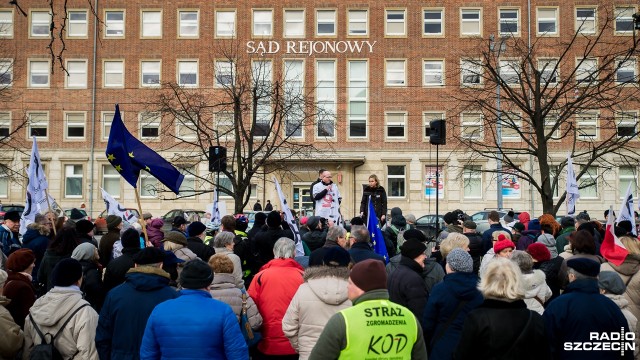 039039Niezależne sądy są podstawą demokracji039039, 039039My się zimy nie boimy, polskie sądy obronimy039039 - z takimi hasłami pojawili się dziś, w Alei Kwiatowej w Szczecinie, członkowie Komitetu Obrony Demokracji.