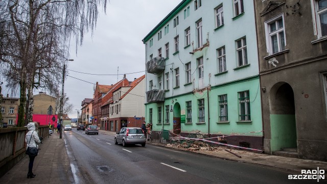 Zarwał się balkon na drugim piętrze kamienicy w szczecińskim Dąbiu. Konstrukcja spadła na balkon piętro niżej. Nikomu nic się nie stało. W chwili wypadku nikt nie stał na żadnym z balkonów, nikt też nie przechodził chodnikiem.