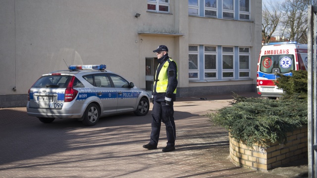 Nie żyje około 22-letnia dziewczyna, która wyskoczyła z okna budynku Uniwersytetu Szczecińskiego przy ulicy Mickiewicza - poinformowała nas rzeczniczka Wojewódzkiej Stacji Pogotowia Ratunkowego Elżbieta Sochanowska.