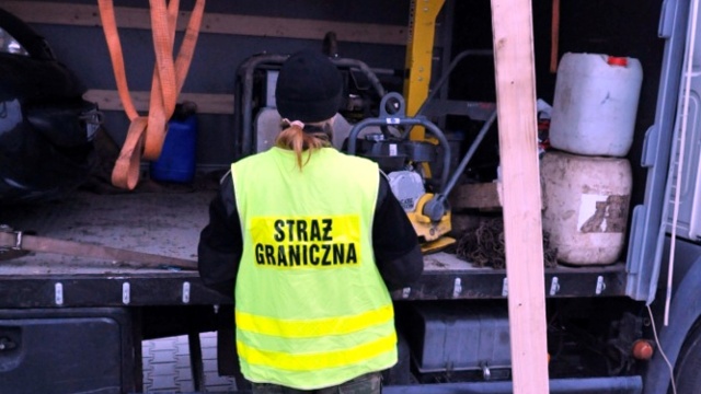 Odzyskali skradzioną zagęszczarkę i zatrzymali poszukiwanego 40-latka spod Kielc. Tak zakończyła się poniedziałkowa kontrola aut zjeżdżających w Świnoujściu z promu ze Szwecji.