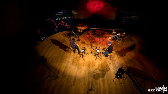 Uznany amerykański trębacz Keyon Harrold i szczeciński saksofonista Sylwester Ostrowski kręcą klip w naszym radiowym studiu S-1. Teledysk będzie promował festiwal Szczecin Jazz.