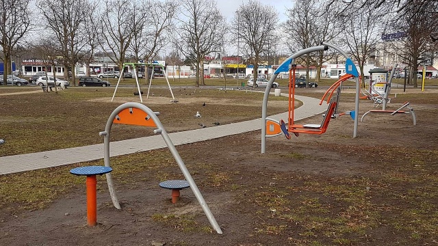 Skwer Doliwo-Dobrowolskiego przy ulicy Bema w Szczecinie przejdzie czwarty już etap przebudowy. Do wykonania inwestycji zgłosiło się sześć firm. Trwa analizowanie ofert.