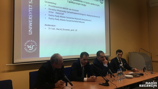 Następuje zmiana pokoleniowa w polityce. Coraz więcej młodych ludzi interesuje się i bierze czynny udział w życiu publicznym w Polsce - oceniają eksperci. W czwartek w Instytucie Politologii na Uniwersytecie Szczecińskim odbyła się dyskusja pod hasłem Rola młodego pokolenia w życiu społecznym i politycznym kraju.