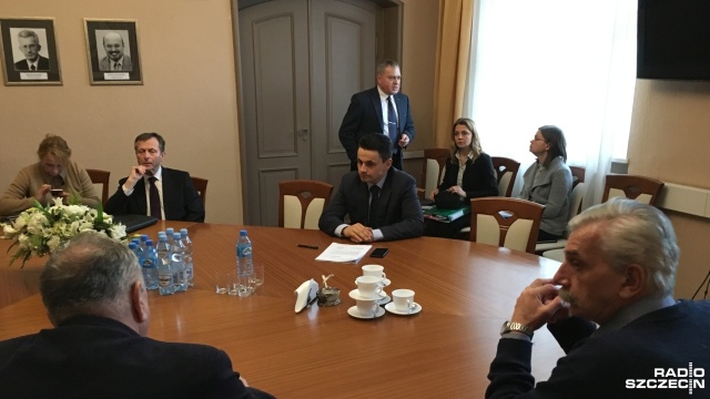 Kto - związkowcy czy miasto - zerwał rozmowy w sprawie podwyżek dla pracowników miejskich jednostek budżetowych w Szczecinie i jaki powinien być ich ciąg dalszy O tym dyskutowali radni w Kawiarence Politycznej Radia Szczecin.