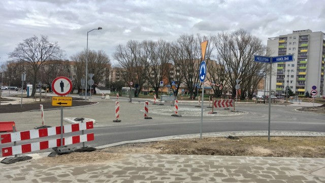 Nowe rondo powstało w Szczecinie. Znajduje się u zbiegu ulic Przelotowej, Łubinowej, Nałkowskiej i Handlowej na prawobrzeżu.