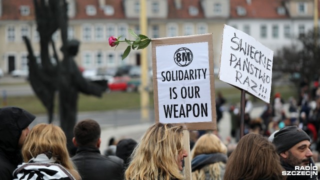 Około trzech tysięcy osób uczestniczyło w manifestacji Rebelia - Strajk Kobiet w Szczecinie. To część ogólnopolskiej akcji protestacyjnej przeciwko rządowi.