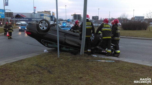 Utrudnienia w ruchu na Rondzie Uniwersyteckim w Szczecinie. Około godziny 17 dachował tam samochód.