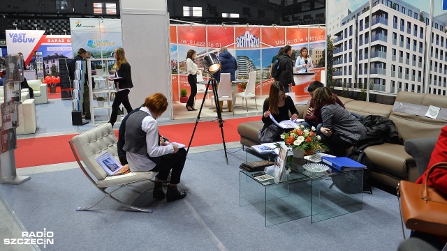 Blisko stu wystawców z całej Polski przedstawia swoje oferty na Targach Nieruchomości i Wyposażenia Wnętrz w szczecińskiej hali Azoty Arena.