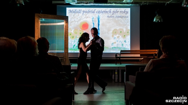 Było tango, poezja i nastrojowe dźwięki. W Starej Rzeźni w sobotę odbyła się prapremiera spektaklu Miłość pośród czterech pór roku.