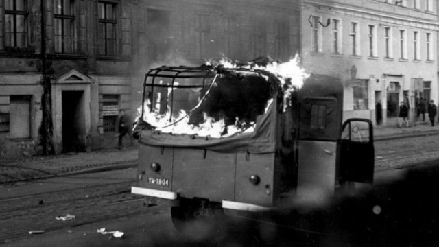 Odzież zabitych robotników w grudniu 1970 roku powinna być traktowana, tak jak traktowane są relikwie - uważa przewodniczący Solidarności na Pomorzu Zachodnim.