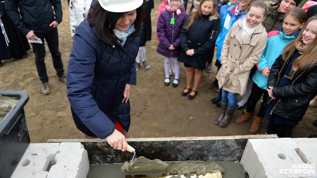 Rusza długo oczekiwana rozbudowa Szkoły Podstawowej w Dobrej koło Szczecina. W poniedziałek przedstawiciele samorządu podpisali akt erekcyjny i w obecności nauczycieli i uczniów wmurowali kamień węgielny.