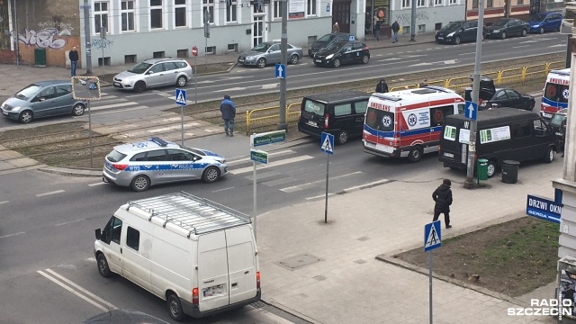 Dwie starsze osoby zostały potrącone, we wtorek rano, na skrzyżowaniu alei Bohaterów Warszawy i ulicy Księdza Piotra Ściegiennego w Szczecinie.