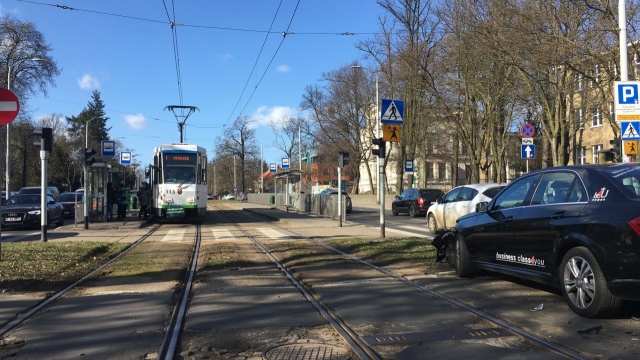 Do zderzenia samochodu osobowego z tramwajem doszło na al. Wojska Polskiego w Szczecinie.
