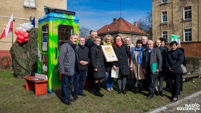 Wcześniej można było w niej przeczytać, co najwyżej, książkę telefoniczną. Teraz wypożyczymy powieść względnie podładujemy telefon. Szczecińscy uczniowie, wspólnie z rówieśnikami z Wrocławia i Niemiec przerobili starą, francuską budkę telefoniczną na mobilną bibliotekę.